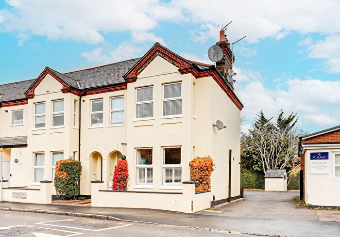 2 Bedroom Flat For Sale In Albanian Court, Camp Road, St. Albans, AL1
