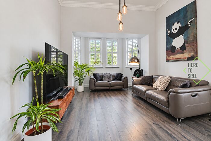 2 Bedroom Flat For Sale In Buchanan Close, Winchmore Hill, N21