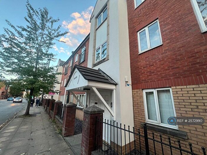 3 Bedroom Flat To Rent In Stretford Road, Manchester, M15
