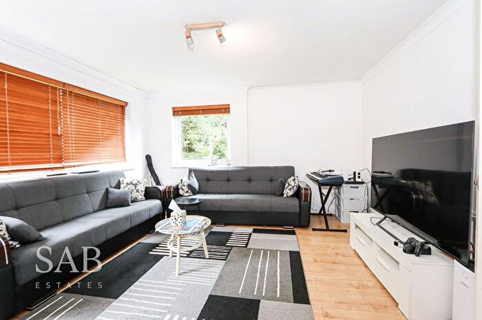 2 Bedroom Flat To Rent In Malmers Well Road, High Wycombe, HP13