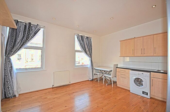 1 Bedroom Flat To Rent In Blackstock Road, Finsbury Park, London, N4