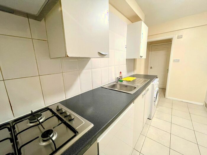 3 Bedroom Semi-Detached House To Rent In Amersham Avenue, London, N18