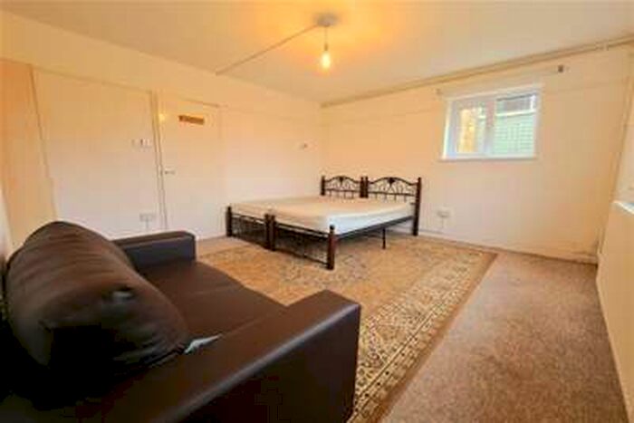 Flat To Rent In Middle Park Avenue, Mottingham, SE9