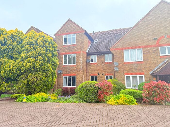 2 Bedroom Flat To Rent In Kempton Court, Sunbury On Thames, TW16