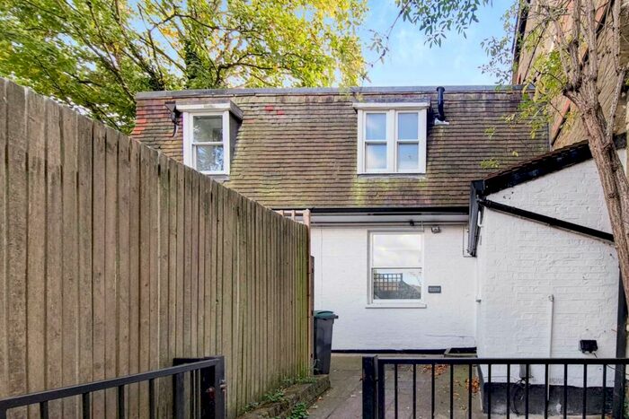 3 Bedroom Property To Rent In Broadlands Road, Highgate, N6