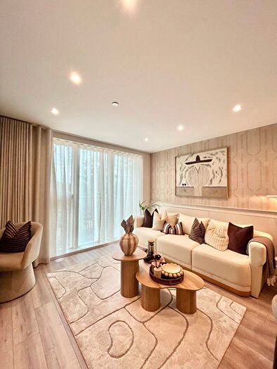 3 Bedroom Flat For Sale In Stoke Gardens, Slough, SL1