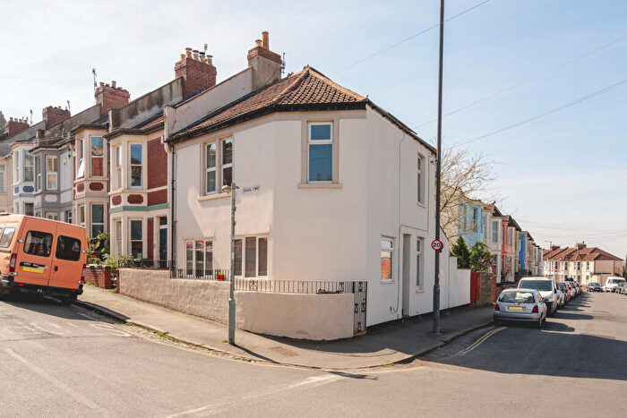 2 Bedroom Flat For Sale In Luckwell Road, Bedminster, Bristol, BS3