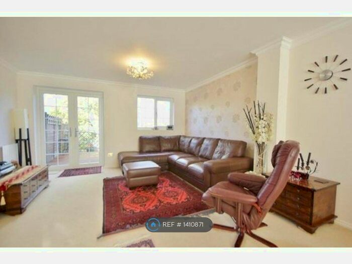 3 Bedroom Semi-Detached House To Rent In Ashfield Avenue, Bushey, WD23