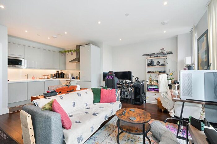 1 Bedroom Apartment To Rent In Avalon Point, Silvocea Way, London, E14