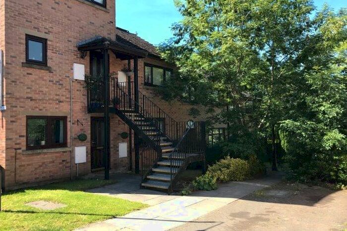 2 Bedroom Flat To Rent In Jubilee Gardens, High Peak, SK22