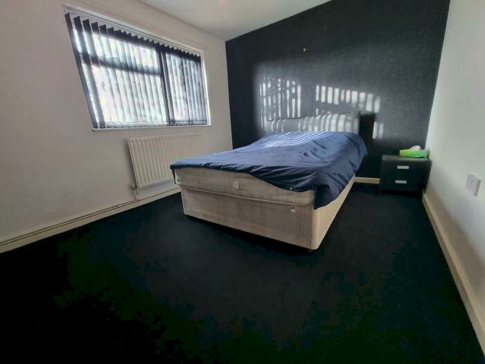 1 Bedroom Flat To Rent In Kirkstall, Leeds, West Yorkshire, LS5