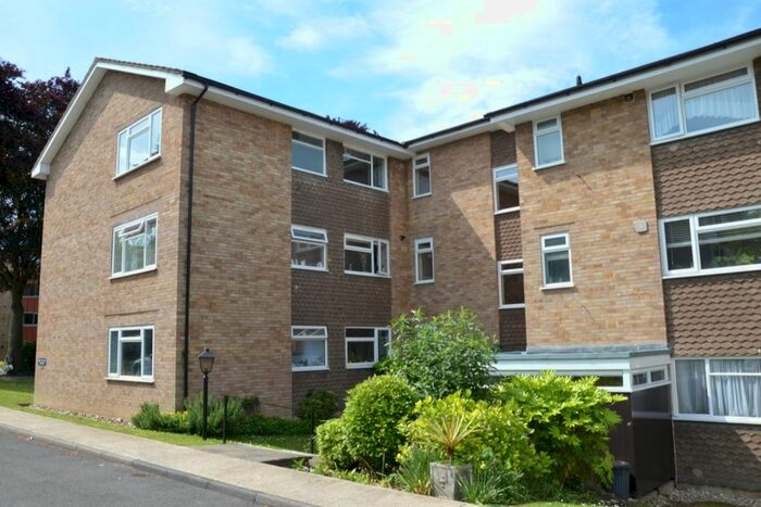 2 Bedroom Flat To Rent In Christchurch Park, Sutton, Surrey, SM2