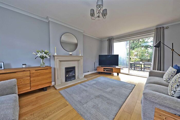 4 Bedroom Detached House For Sale In Broadwood Avenue, Ruislip, HA4