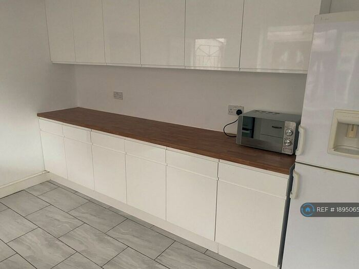 3 Bedroom Semi-Detached House To Rent In Trent Boulevard, West Bridgford, Nottingham, NG2