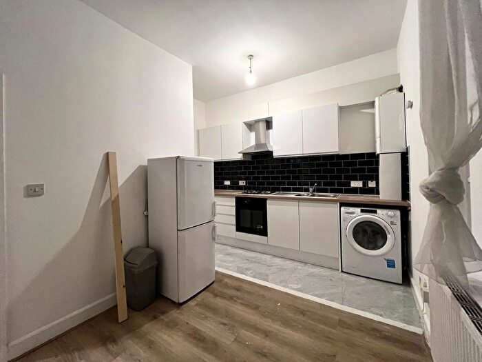 2 Bedroom Flat To Rent In Amersham Road, Se, SE14