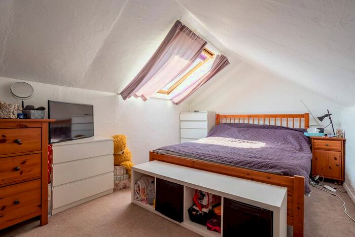 3 Bedroom Flat To Rent In Penwith Road, Earlsfield, London, SW18