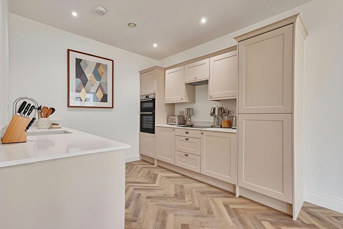 2 Bedroom Flat For Sale In Chalkwell Avenue, Westcliff-On-Sea, SS0