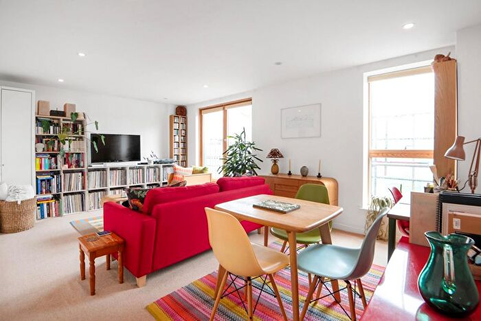 2 Bedroom Flat For Sale In Barretts Grove, London, N16