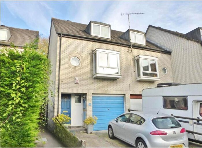 3 Bedroom Town House For Sale In Laurel Close, Woolston, Southampton, SO19