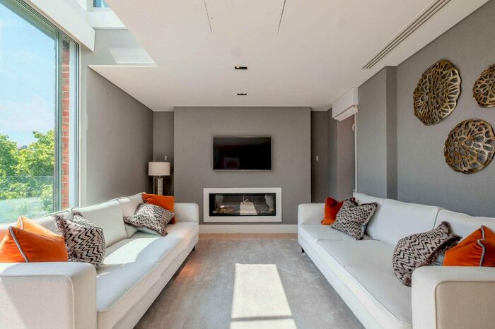 3 Bedroom Flat To Rent In Green Street, Mayfair, London, W1K