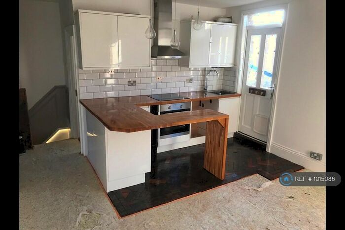 2 Bedroom Flat To Rent In Leighton Avenue, Leigh-On-Sea, SS9