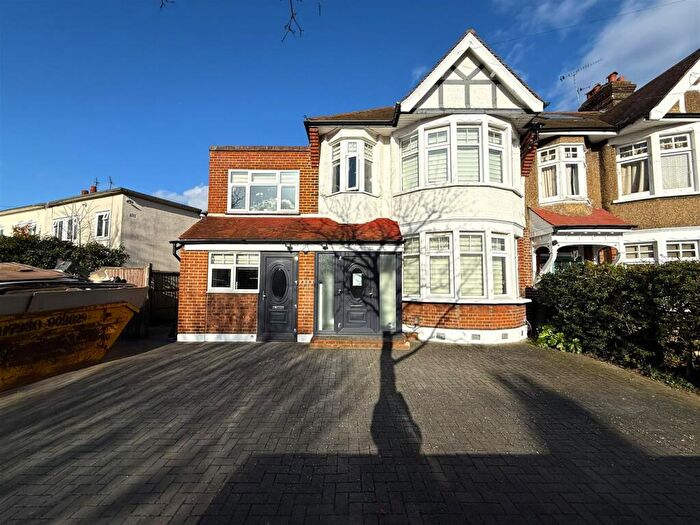 Studio To Rent In Wroxham Gardens, Bounds Green, London, N11