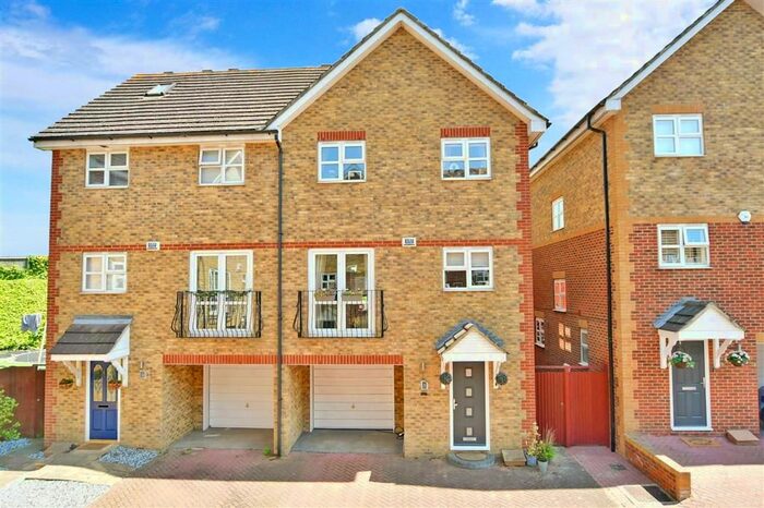 3 Bedroom Town House For Sale In Dillywood Fields, Rochester, Kent, ME3