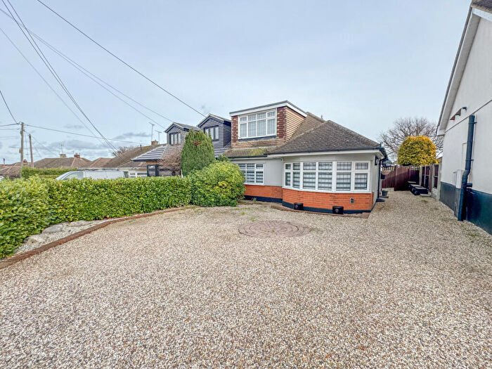 3 Bedroom Chalet For Sale In Willow Walk, Hockley, SS5