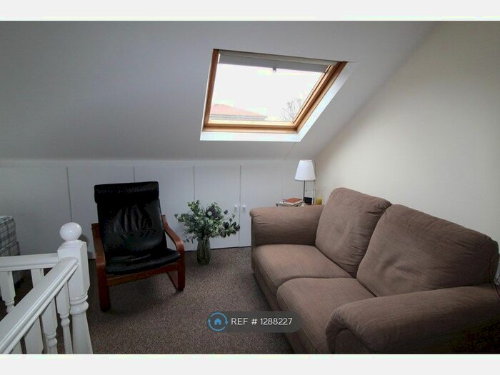 Studio To Rent In Bowes Road, London, N11