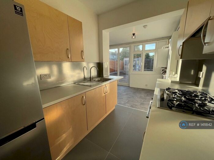 4 Bedroom Semi-Detached House To Rent In New North Road, Ilford, IG6