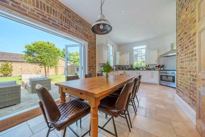 3 Bedroom House To Rent In Warren Rise New Malden, KT3