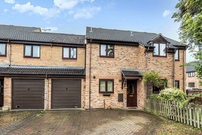 4 Bedroom Semi-Detached House To Rent In Alvescot Road, Carterton, OX18