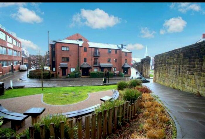 2 Bedroom Flat To Rent In Blackfriars Court, City Center, Newcastle Upon Tyne, NE1