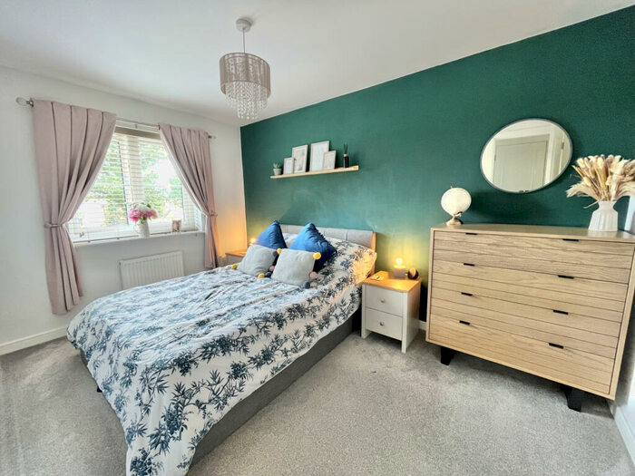 3 Bedroom End Of Terrace House For Sale In Duncan Drive, GL15