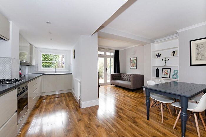 2 Bedroom Flat To Rent In Oakley Road, Islington, N1