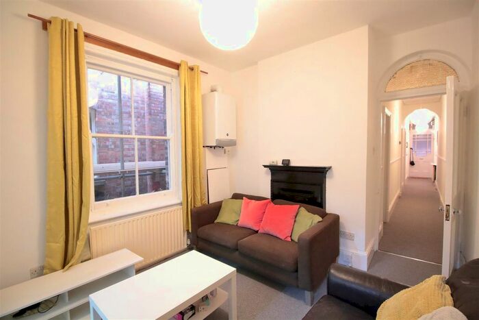 3 Bedroom Flat To Rent In Crownstone Road, London, SW2
