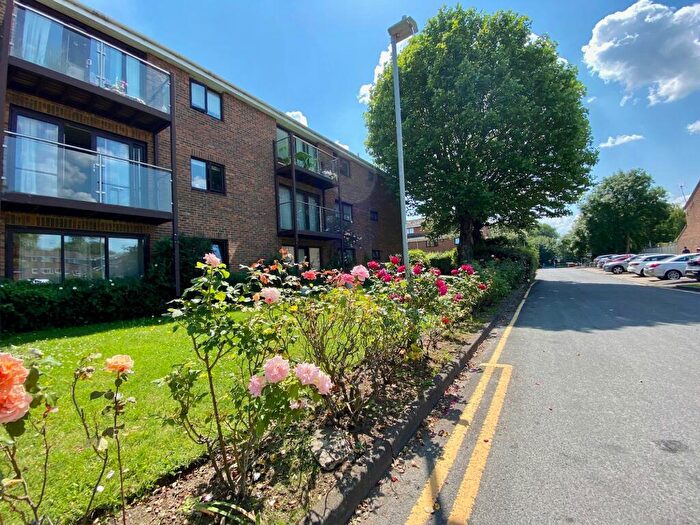 1 Bedroom Flat To Rent In Cardinal Close, Caversham, RG4