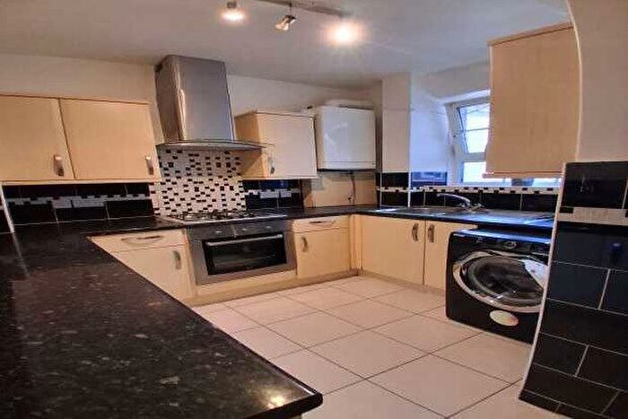 3 Bedroom Flat To Rent In Union Grove, London, SW8