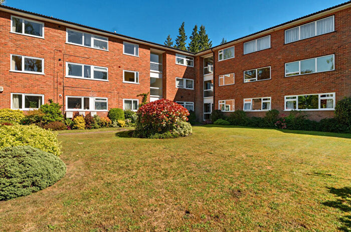 3 Bedroom Flat For Sale In Levylsdene, Guildford, Surrey, GU1