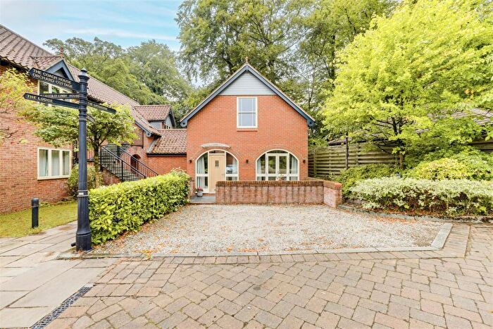 2 Bedroom Link Detached House For Sale In Linby Lane, Linby, Nottinghamshire, NG15