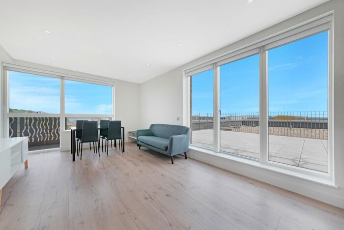 2 Bedroom Flat To Rent In Lang Court, Smithfield Square, Hornsey, N8