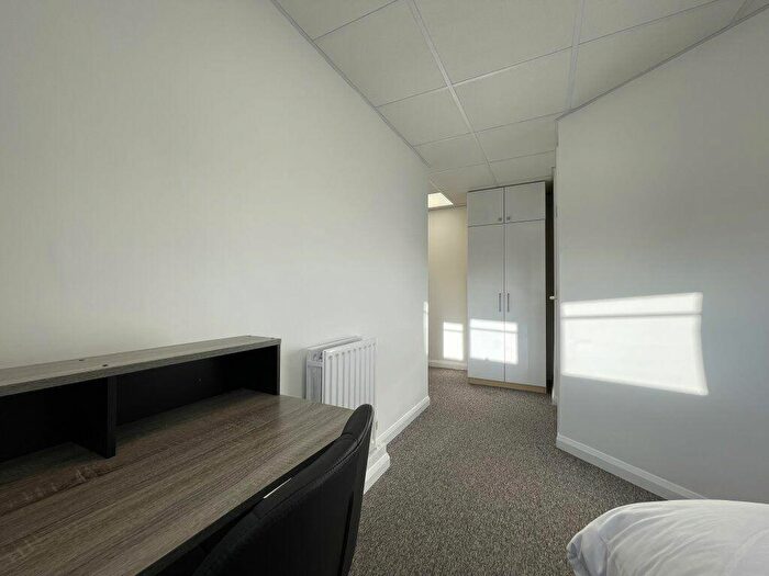 Flat To Rent In Wilbury Villas -, S70