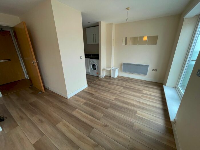 2 Bedroom Flat To Rent In Lower Canal Walk, Southampton, SO14