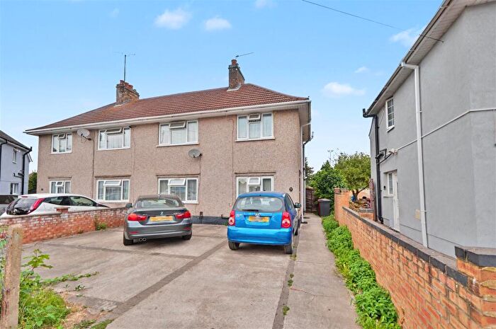 3 Bedroom Semi-Detached House For Sale In Carrington Road, Slough, SL1