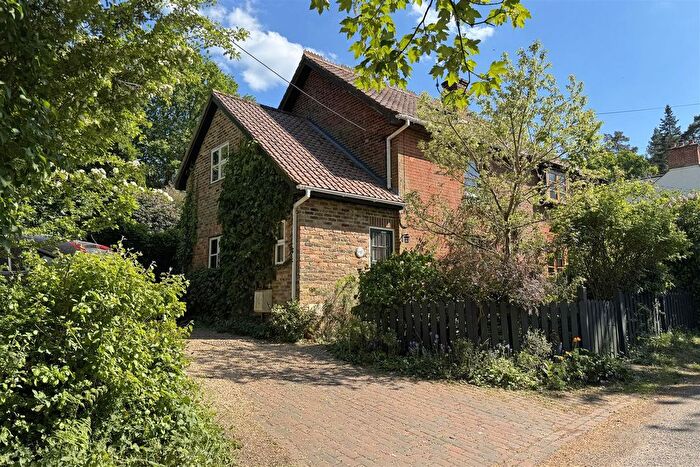 3 Bedroom Semi Detached House For Sale In Smugglers Way, The Sands, Farnham, GU10