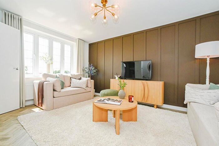 3 Bedroom Semi-Detached House For Sale In Avon Rise, Filands, Malmesbury, SN16