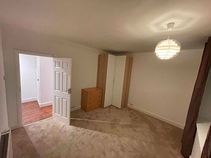 2 Bedroom Flat To Rent In Great North Road, London, N2