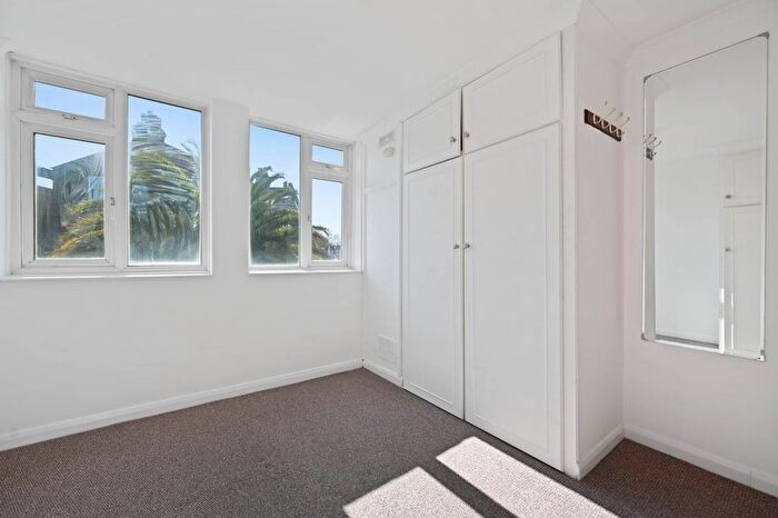 2 Bedroom Flat For Sale In Bagleys Lane, Fulham, London, SW6