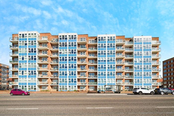 3 Bedroom Flat For Sale In Kingsway, Hove, East Sussex, BN3