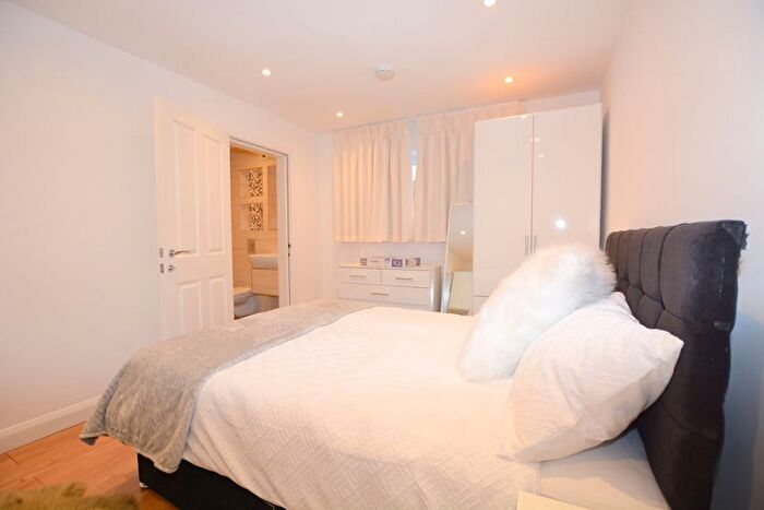 1 Bedroom Flat For Sale In Leeway Close, Hatch End, Pinner, HA5